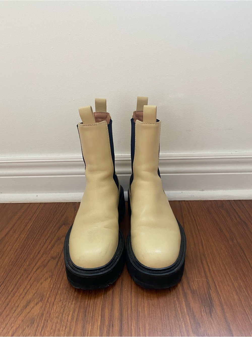 Alias Mae Cream Leather Chelsea Boot with Black Elastic Panel - size 38 - Picture 2 of 3